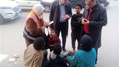 انقاذ سيدة واطفالها الاربعه من التسول بشوارع الدقهلية