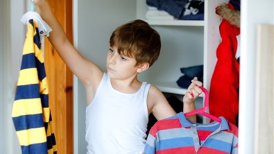 8 نصائح تساعد طفلك على ارتداء ملابسه بنفسه..تعرف عليها