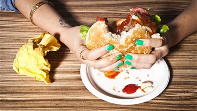 6 اخطاء تؤدي لزيادة الكوليسترول..تجنبها