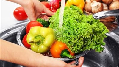 تعرف على افضل طريقة لغسل الخضروات والفواكه