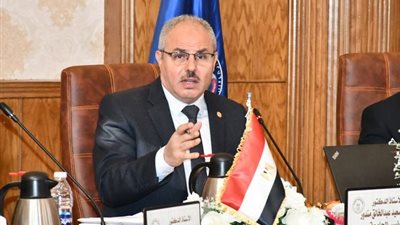 رئيس جامعة القناة يعتمد لائحة الدراسات العليا للكلية الصينية