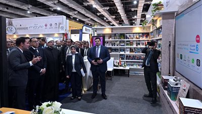 رئيس الوزراءيتفقد جناح مركز المعلومات ودعم اتخاذ القرار بمعرض الكتاب