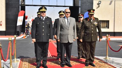 محافظ أسيوط يشارك مدير الأمن في وضع إكليل الزهور على نصب شهداء الشرطة