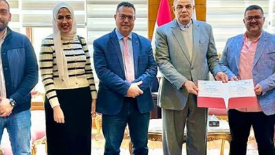 رئيس جامعة كفر الشيخ يسلم شهادة اعتماد معمل الميكروبيولوجيا الاكل