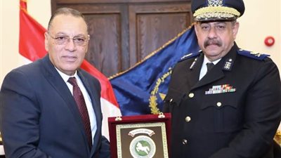 محافظ الشرقية يزور مدير الأمن والقيادات بنادى ضباط الشرطة