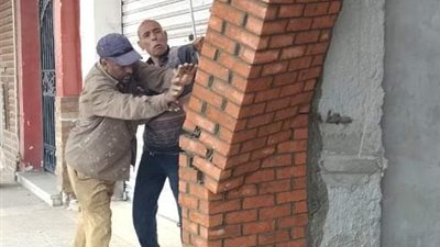 إزالات فورية لتعديات على حرم الطريق بالإسماعيلية