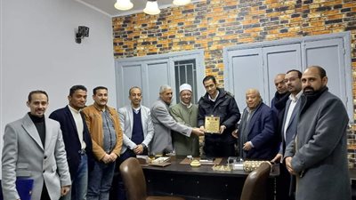 خريجي الأزهر يمنحان شهادات تقدير لقيادات الشرطة بسمالوط ومطاى