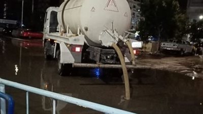 سحب تجمعات مياه لانسداد بخطوط الصرف الصحي في الإسماعيلية