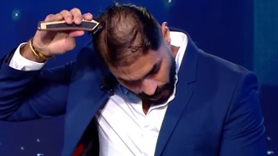 بالفيديو.. خالد سليم يحلق شعره على الهواء ويبكى.. لهذا السبب
