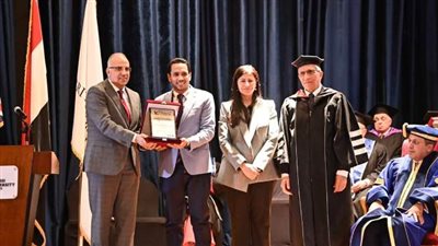 الجامعة البريطانية تمنح أستاذا بكلية العلوم جائزة التميز العلمى