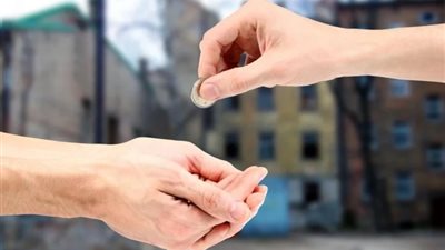 أمين الفتوى يوضح حكم دفع الصدقات للمتسولين فى الشارع