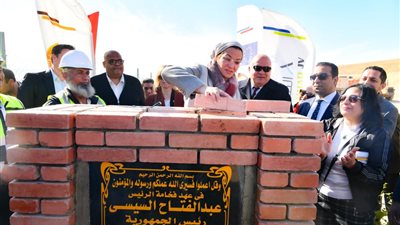 وزيرة البيئة ومحافظ قنا يضعان حجر أساس مصنع التدوير والمعالجة