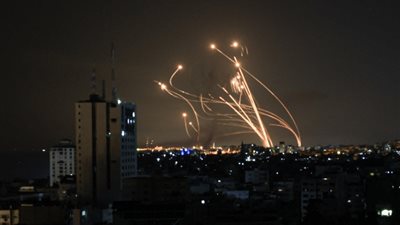 ردًا على المجازر الإسرائيلية المستمرة.. المقاومة الفلسطينية في غزة تقصف تل أبيب برشقة صاروخية