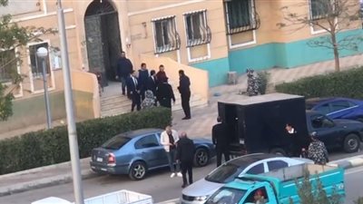 شاهد قاتل صديقه طالب مدينة الشروق فى مسرح الجريمة.. بالفيديو