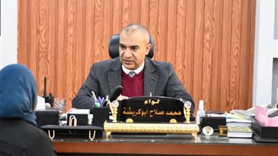 محافظ قنا يواصل استقبال المواطنين بمكتبه لبحث شكواهم