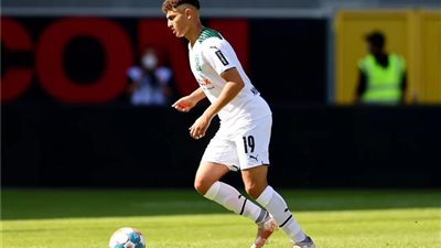 والد مصطفى أشرف : الساعات المقبلة تشهد حسم المفاوضات مع الزمالك