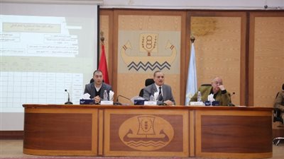محافظ كفرالشيخ.. يناقش عدد من الموضوعات والقرارات