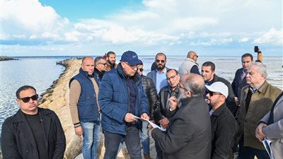 وزير الري يتفقد أعمال حماية مصب مصرف الغربية الرئيسي