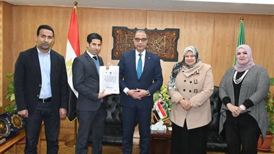 محافظ الفيوم .. يُكرم خريجي المبادرة الرئاسية 