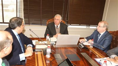 القصير يبحث إماكنية حوكمة أعمال نقل الأسمدة الزراعية
