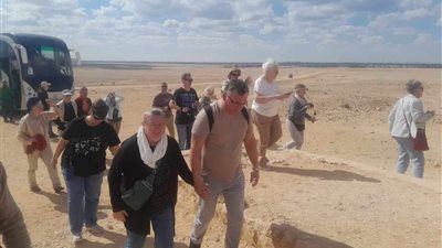 وفد سياحي متعدد الجنسيات يزور المناطق الأثرية بالمنيا