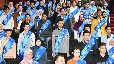 رئيس جامعة القناة يُكرم أبناء العاملين المتفوقين