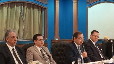 وزير البترول يهدى كتاب الجمهورية لكل أبناء قطاع البترول