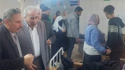 رئيس مركز ابوقرقاص يطمئن على مصابي حادث الطريق الزراعى