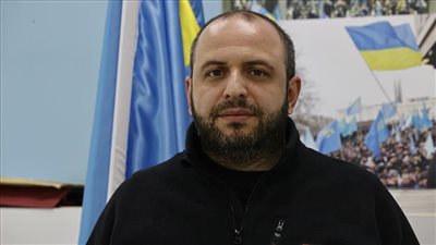 وزير الدفاع الأوكراني يعلن إعفاء قائد القوات المسلحة من منصبه