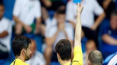 الكارت الأزرق يظهر في ملاعب كرة القدم