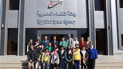 صدقى يعلن أسباب زيارة أوائل المدارس لوكالة الفضاء المصرية بالصور