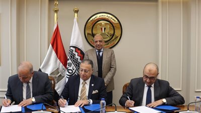 وزير قطاع الأعمال يشهد توقيع عقد إنشاء مصنع لإنتاج الكلور ومشتقاته