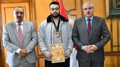 رئيس جامعة القناة يكرم طالب الهندسة بطل العالم في القوة البدنية