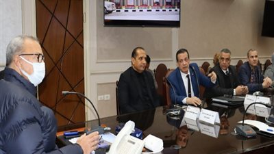 الهجان يناقش استكمال مشروع إنشاء سوق حضاري ومواقف سيارات بمدينتي القناطر وكفر شكر