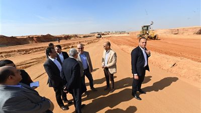 الجزار يتفقد أعمال تنفيذ الطرق بمنطقة التجمع السادس