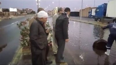 ️مياه البحر الاحمر تواصل سحب مياه الأمطار بمدينة سفاجا
