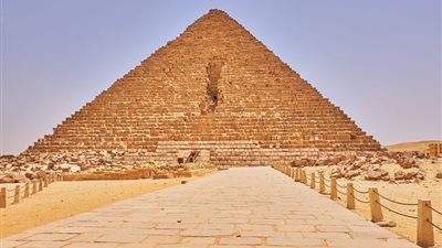 اللجنة العلمية تقرر عدم الموافقةعلى تركيب كتل جرانيتية حول هرم منكاورع