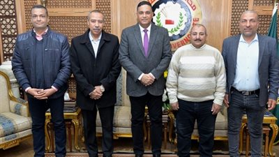 محافظ الدقهلية يكرم عامل منع دخول سياره محملة بمخلفات طبية خطرة