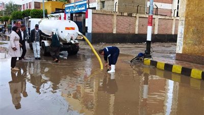 محافظ دمياط تتابع جهود رفع تجمعات الأمطار
