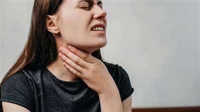 اسباب واعراض جفاف الحلق في الليل
