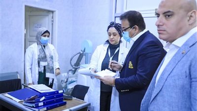 وزير الصحة يتفقد مستشفى الشروق ويوجه باحالة مدير المستشفى للتحقيق