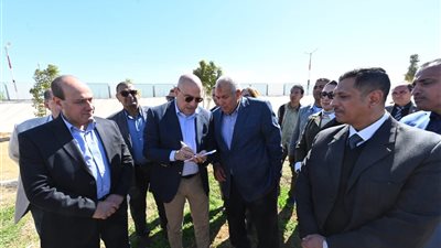 وزير الإسكان ومحافظ الوادى الجديد يتفقدان حديقة 30 يونيو الترفيهية