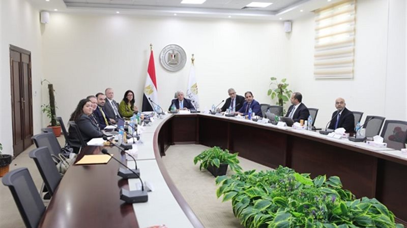 الدكتور ايمن عاشور