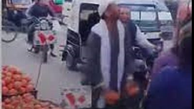 اعاد مشهد تمرات معركة تبوك رمى البرتقال على شاحنات المُساعدات