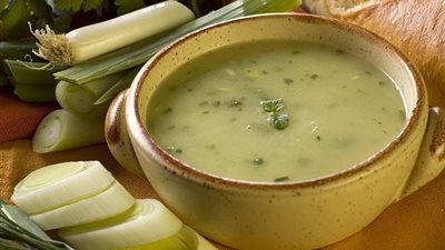 طريقة عمل شوربة البطاطس المشبعة