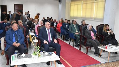 رئيس جامعة القناة يشهد مناقشة رسالة دكتوراه بمعهد الدراسات