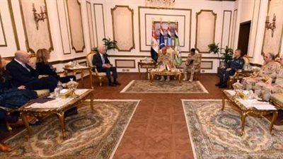 وزير الدفاع يلتقى وفداً من مجلس النواب الأمريكى