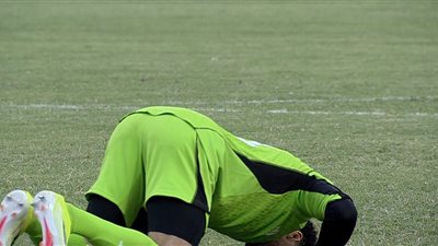 بعد نهاية المباراة .. تحية من لاعبى الأهلى لـ مصطفى شوبير - صور