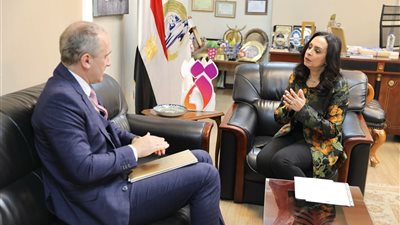 رئيسة القومي للمرأة وسفير بيلاروسيا يبحثان سبل التعاون