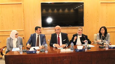 رئيس جامعة عين شمس يشهد اجتماع مجلس كلية الصيدلة